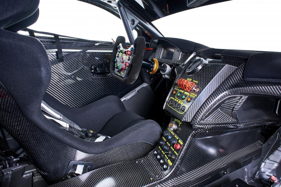 Интерьер Honda NSX GT3 2017 года  (фото 5 из 16)